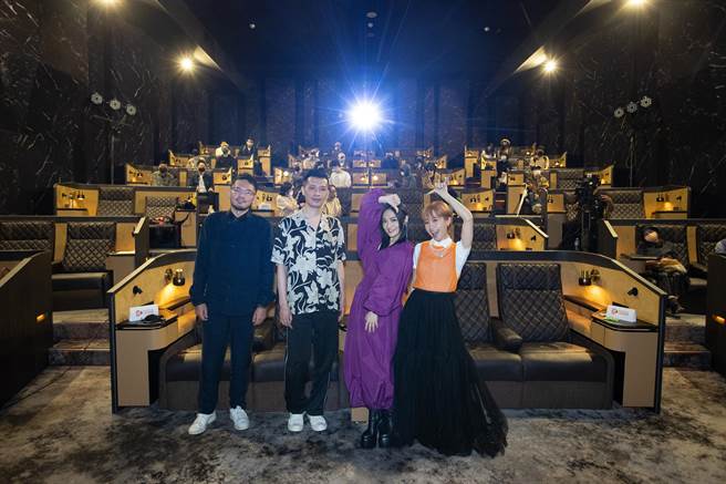 徐佳瑩昨晚邀請金曲詞人葛大為、金曲製作人陳君豪暢聊專輯製作過程。（亞神音樂提供）