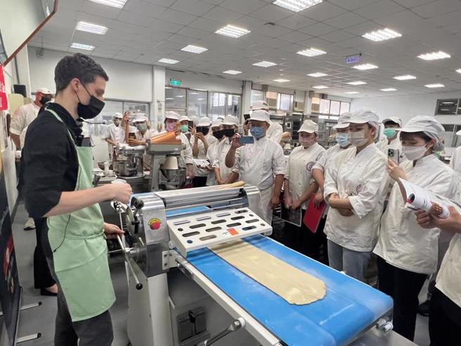 获得法国甜点高级证书BEP和BTM的主厨曼努埃尔．布耶（Manuel Bouillet前左）日前到弘光科技大学进行示范教学，教授制作两款欧式麵包。（图/ 中央社）