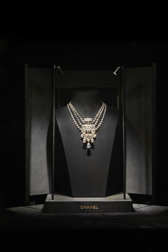 旗舰店最显眼处陈列No.5顶级珠宝代表作品，主石为55.55克拉钻石，是镇店之宝。（CHANEL提供）
