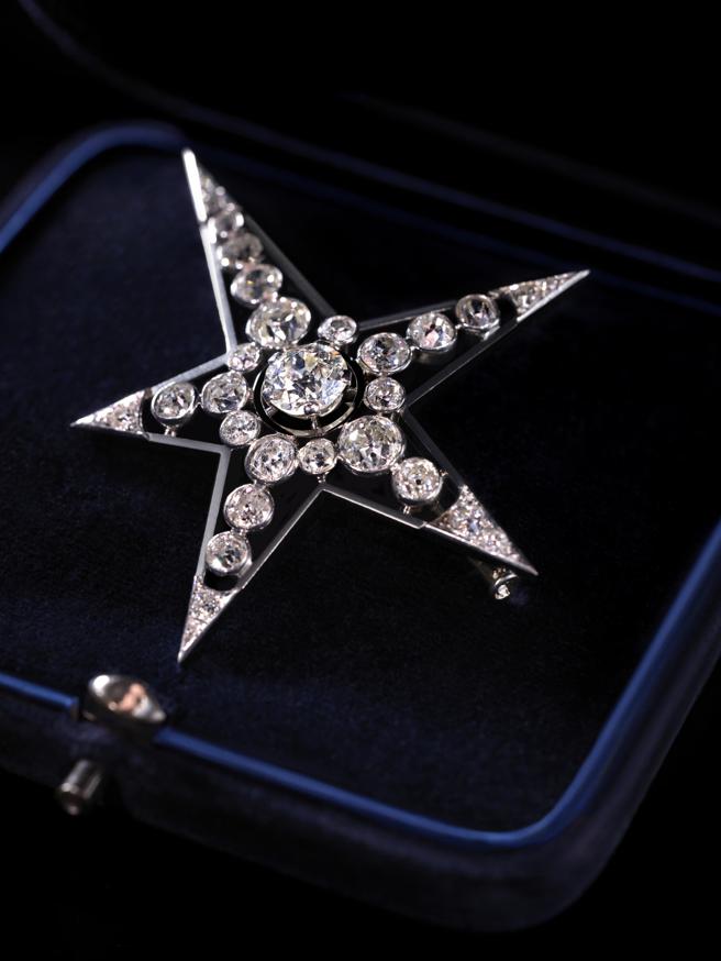 歷史典藏区陈列香奈儿女士生前拥有的Bijoux de Diamants 钻石珠宝系列彗星胸针。（CHANEL提供）