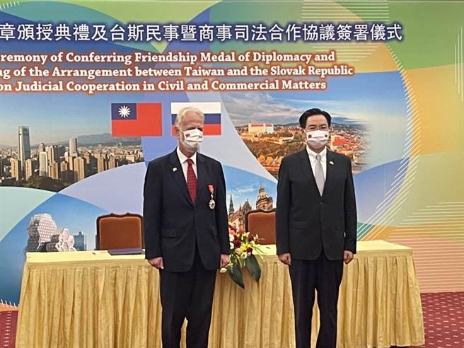 外交部长吴钊燮今天颁发「睦谊外交奖章」给斯洛伐克国会友台小组主席欧舒斯基。（杨孟立摄）