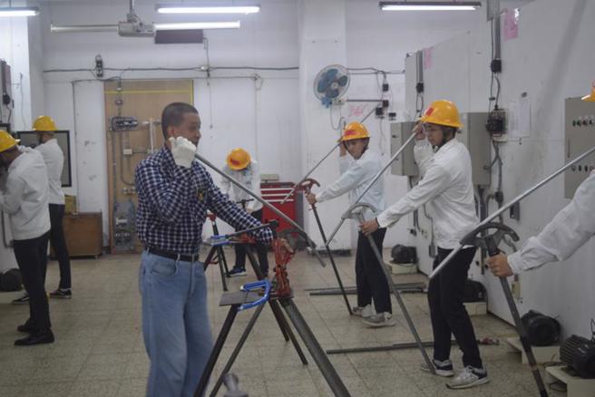 台泥与花莲四维高中合作，将于111学年度成立电机技术学程专班，15名额优先提供厂区所在地秀林乡和平村学生就读，设有考证照奖学金、实习课程，毕业后有机会进入台泥工作。图为四维高中电机技术学程。（图/ 中央社）