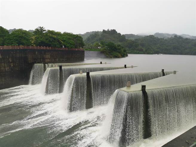 苗栗县连2日降下超大雨量，鲤鱼潭水库满水位自然溢流，声势惊人。（谢明俊摄）