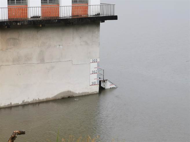 苗栗县连2日降下超大雨量，鲤鱼潭水库满水位达300米。（谢明俊摄）