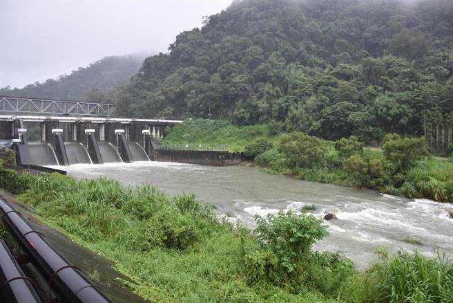 苗栗县连2日降下超大雨量，鲤鱼潭水库满水位自然溢流，后池堰排出大量储水。（谢明俊摄）