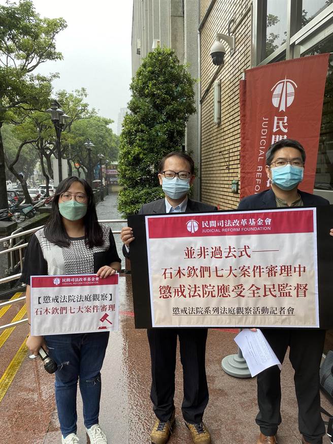 司改会执行委员江荣祥律师（图中）及施泓成律师（图右）呼吁惩戒法院应受全民监督。林伟信摄