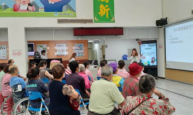 臨床心理師劉怡君講座，幫助病友及民眾了解腎臟與大腦的關聯和保健之道。（部苗醫院提供／李京昇苗栗傳真）