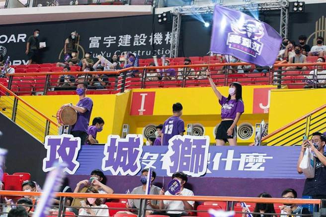 富宇建设表示，攻城狮队经营理念与富宇深耕在地、团队合作，追求进步的共好精神相符。（新竹街口攻城狮球团提供／卢金足台中传真）