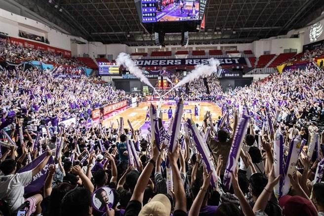 球迷观看P.LEAGUE＋职业篮球联盟精彩赛事，情绪沸腾。（新竹街口攻城狮球团提供／卢金足台中传真）