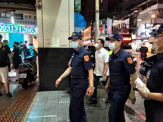 桃园警分局7日晚间规画专案临检勤务加强临检。（桃园警分局提供／陈梦茹桃园传真）