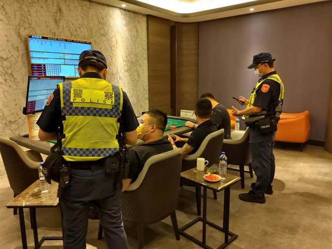 针对棋牌社、麻将协会羊头卖狗肉，常有非法赌博情事，桃园警分局7日晚间规画专案临检勤务加强临检。（桃园警分局提供／陈梦茹桃园传真）