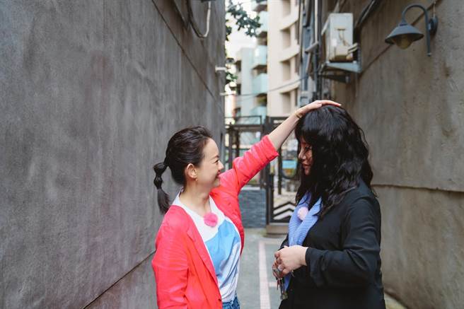 唐绮阳（右）坦言近期才学会跟家人相处。（三立提供）