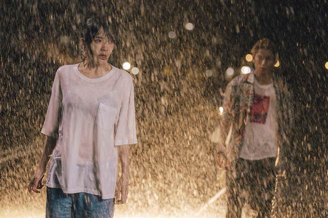 蔡淑臻、朱軒洋在完結篇中於颱風天直擊斷橋災難。（公視提供）