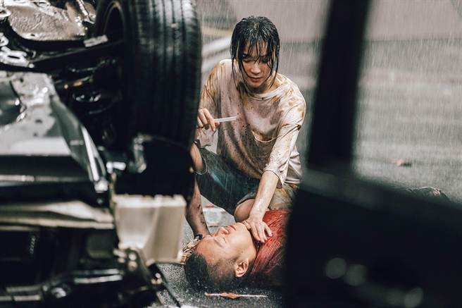 蔡淑臻在劇中斷橋意外時急著救助傷患。（公視提供）