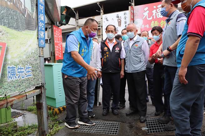 苗栗縣長徐耀昌等人今天到三義鄉水美街會勘。（李京昇攝）