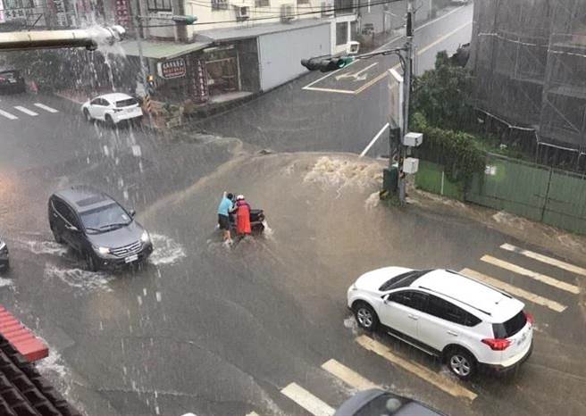 三義鄉水美街因豪大雨淹水。（翻攝照片／李京昇苗栗傳真）