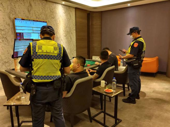 桃园市警方7日晚间规划专案临检勤务，针对非法赌博场所进行扫荡，并要求业者加强自律管理。（图/ 中央社）