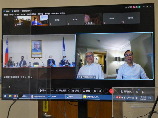 訪美中的國民黨主席朱立倫下午視訊主持中常會，會中表示國民黨駐美代表處今天將正式揭牌啟用，未來將代表台灣與中華民國發出真正聲音，也讓大家知道國民黨最愛台灣、最捍衛中華民國政黨，也希望與美方隨時溝通交流。（周志豪攝）