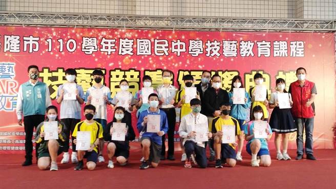 基隆市政府8日举办国中技艺竞赛颁奖典礼，由教育处长杜国正颁奖给获奖的同学。（张志康摄）
