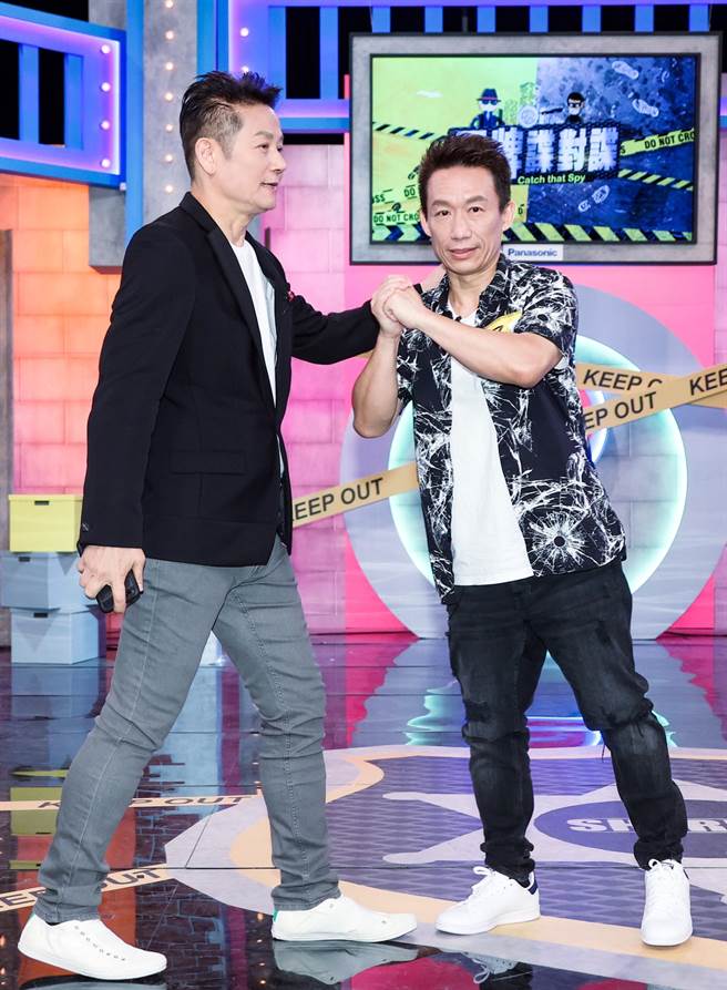 徐乃麟（左）、郭子乾分享确诊隔离心得。（罗永铭摄）