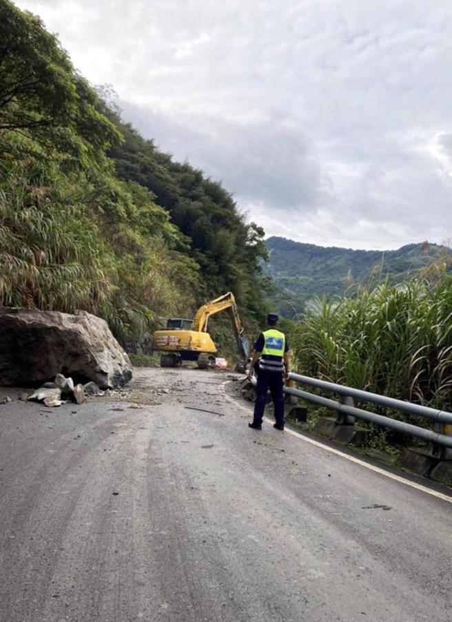 嘉義縣山區雨勢大，阿里山鄉達邦公路（169線）28公里處日前發生落石砸中車輛事故，7日晚間在同處路段又發生巨石掉落事件，幸無人員傷亡。警方8日到場警戒管制。（圖/ 中央社）