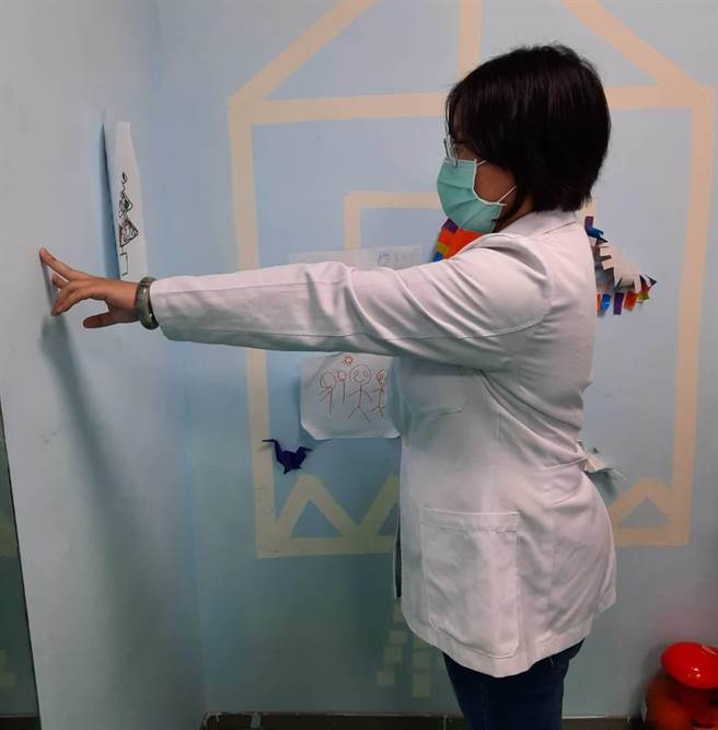 手指爬墙。（大千医院提供／李京升苗栗传真）