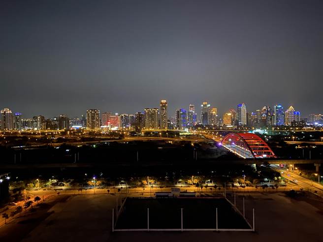 台中市有建商每月设定一天晚上，为建筑外观灯关灯日，共同节电爱地球。（卢金足摄）