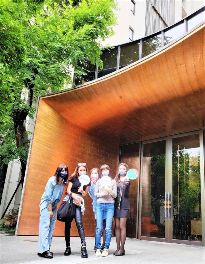 因应夏季用电高峰期，国聚建设发起的关灯日活动，获社区响应共同节能。（国聚提供／卢金足台中传真）