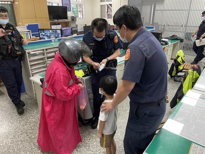 男童僅知道自己讀「綿羊班」，員警打遍附近幼兒園的電話聯繫上班導，再通知家長到所內。（龜山警分局提供／陳夢茹桃園傳真）