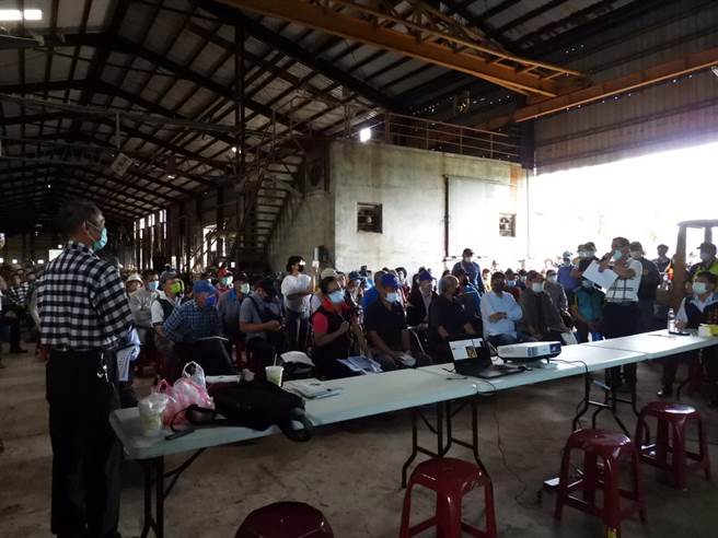 业者预计在花莲光復乡设置黑水虻养殖场消化厨余，却引起居民反弹，质疑运送厨余过程不仅会污染空气，排放的废水也会影响水源，要求业者离开光復。（罗亦晽摄）