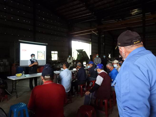 业者预计在花莲光復乡设置黑水虻养殖场消化厨余，今举办地方说明会却引起居民反弹，儘管乡长林清水出面缓颊仍不被买单。（罗亦晽摄）