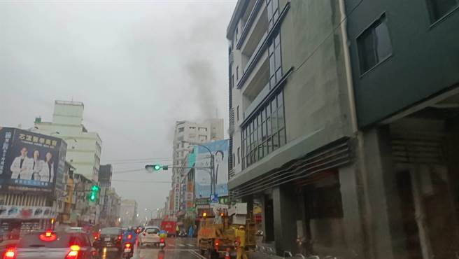 彰化市曉陽路集合住宅大樓發生火警，緊急疏散53名住戶。（彰化縣消防局提供／吳敏菁彰化傳真）