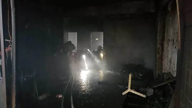 彰化市曉陽路集合住宅大樓發生火警，起火點的8樓客廳已經燒成一片焦黑。（彰化縣消防局提供／吳敏菁彰化傳真）