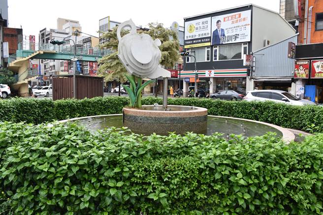 头份市上公园周边建物外墙看板，是全苗栗最贵的路边看板。（谢明俊摄）