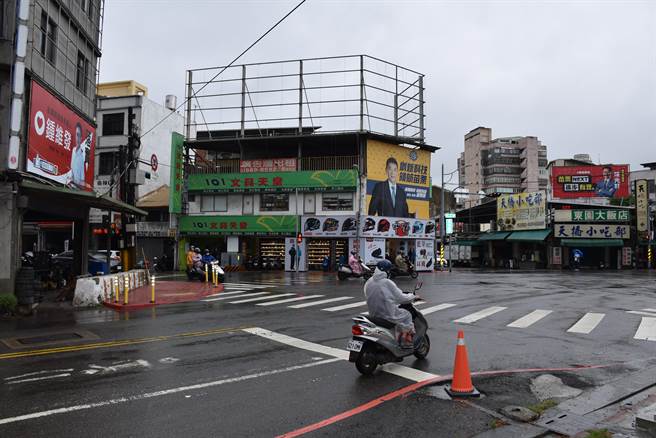 头份市上公园正逢多个路口交匯，周边建物外墙看板，是眾参选人必争之地。（谢明俊摄）