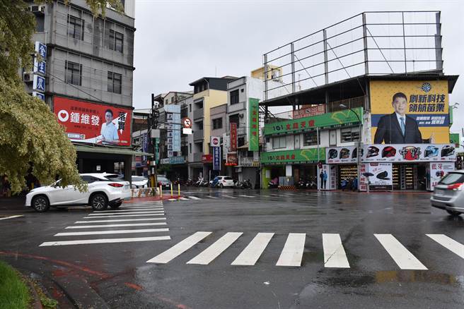 头份市上公园周边建物外墙看板，都已被预订一空。（谢明俊摄）