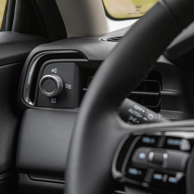 HONDA HR-V S+勁化版儀表控台兩側各有一個空調方向控制，可以切換出3種出風模式。（陳大任攝）