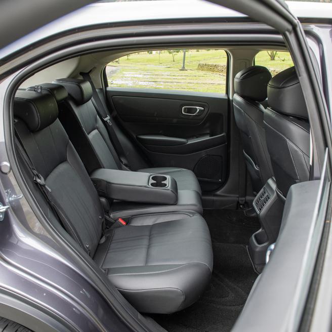 HONDA HR-V S+勁化版後座中央扶手可拉下露出兩個置杯孔。（陳大任攝）