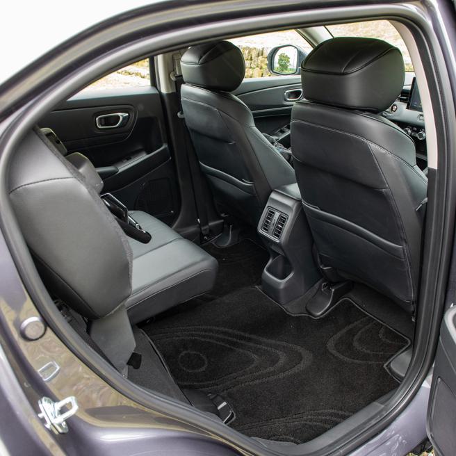 HONDA HR-V S+勁化版後座椅面向上收摺可騰出相當大的載物空間。（陳大任攝）