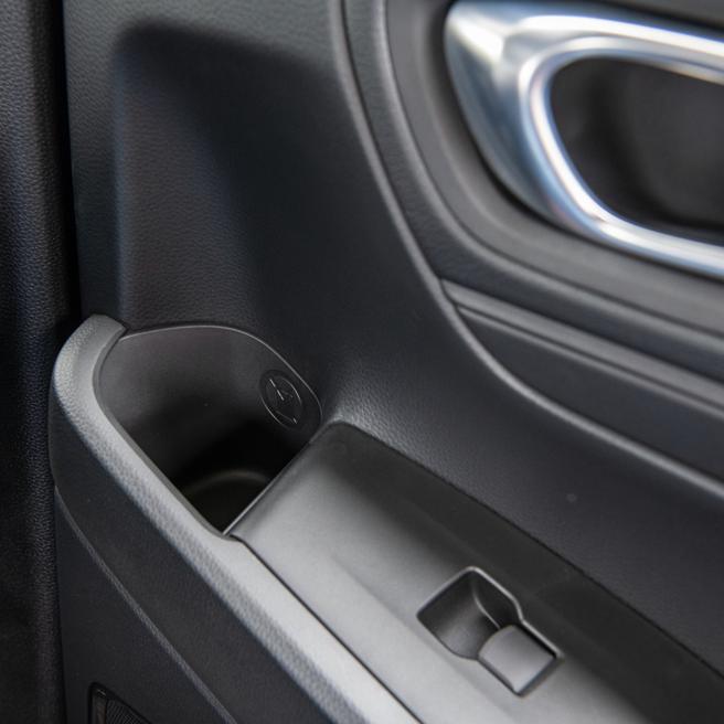 HONDA HR-V S+勁化版後座門板置杯孔。（陳大任攝）