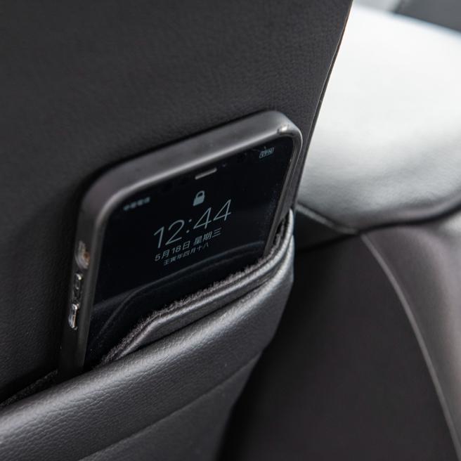 HONDA HR-V S+勁化版後座椅背手機收納設計。（陳大任攝）