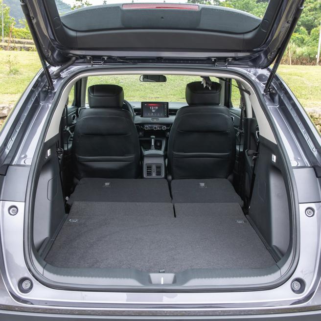HONDA HR-V S+勁化版行李廂之後座傾倒後可創造極佳的載物空間。（陳大任攝）