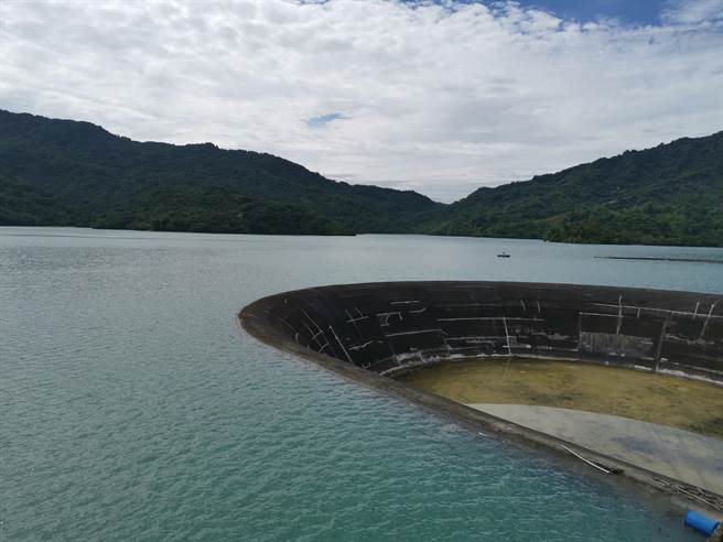 受惠近日梅雨挹注，台南南化水库水位持续上升，水面已接近溢流口。(刘秀芬摄)