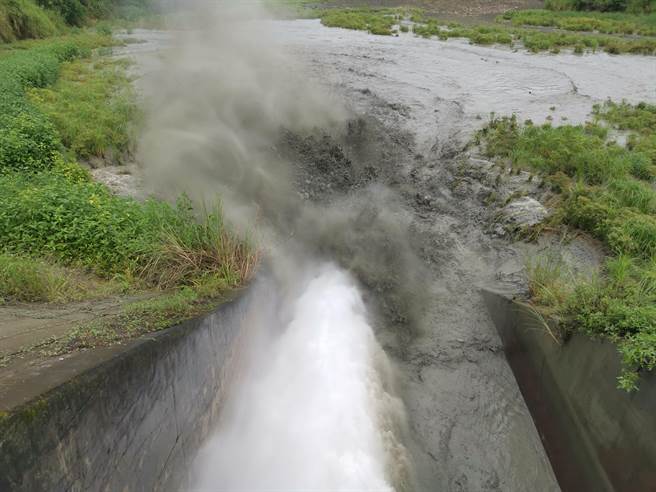南化水库上午9时先由紧急放水口进行警戒性放水。(刘秀芬摄)