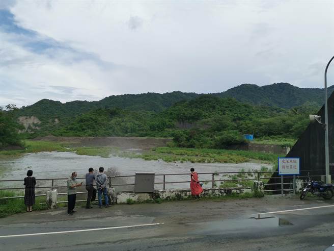 南化水库上午9时先由紧急放水口进行警戒性放水。(刘秀芬摄)