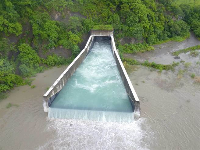 南化水库今年首度调节性放水，11点开启防淤隧道放水排砂。(台水公司提供／刘秀芬台南传真)