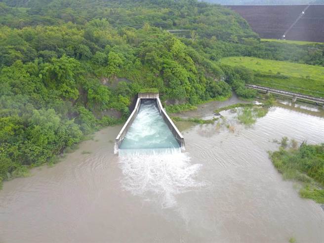 南化水库今年首度调节性放水，11点开启防淤隧道放水排砂。(台水公司提供／刘秀芬台南传真)
