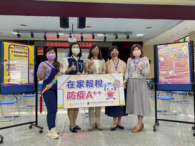 新竹市副市长沈慧虹8日上午到税务局了解所得税申报情形。（新竹市政府提供／王惠慧新竹传真）