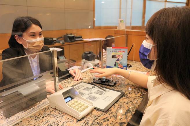 永丰银行力推数位转型，全台125家分行于5月全面布建临柜掌静脉辨识系统。（永丰提供）