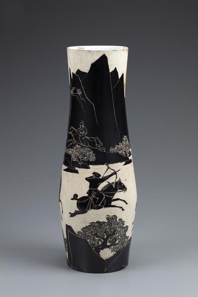 新北市立莺歌陶瓷博物馆即日起展出「釉之丘壑」王修功回顾展，「黑釉刻骑射长身瓶」（图）由画家席德进以刻花技法表现山东武梁祠堂的车马人物。（图/ 中央社）